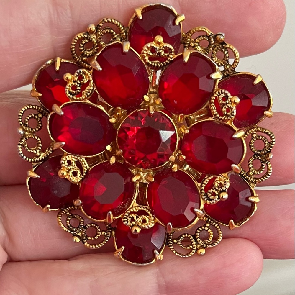 Stunning Elegant Red and Gold Filagree Brooch Vintage!